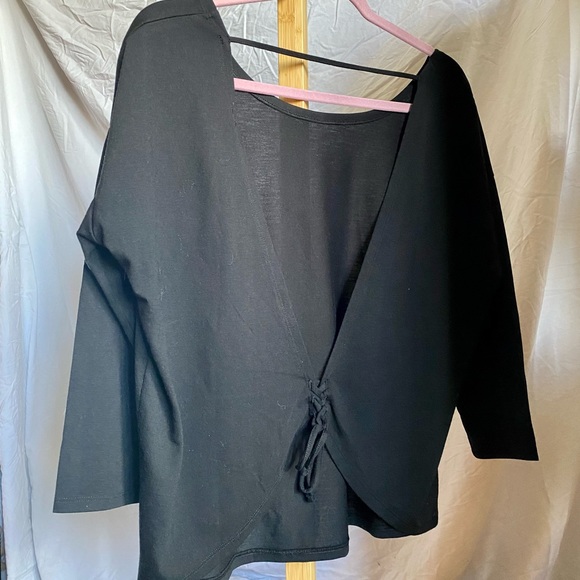 Open back black La Senza long sleeve shirt - Picture 1 of 3